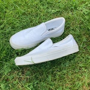 💕white vans slip-ons 💕STAIN CAN BE BLEACHED OUT
